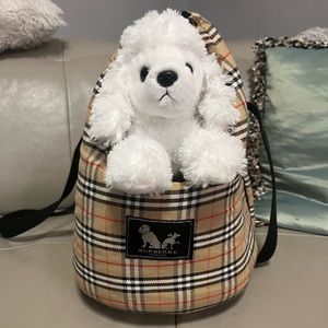 Burberry pet shoulder bag.